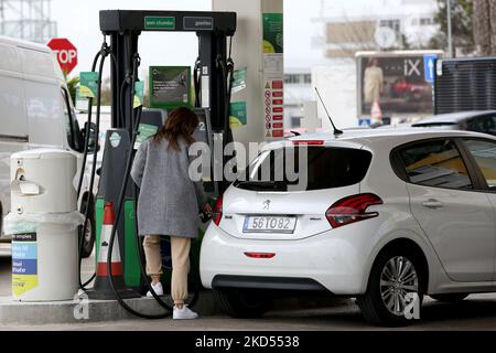 Eine Fahrerin füllt den Tank ihres Autos an einer Tankstelle mit einem neuen Kraftstoffpreis von über 2 Euro pro Liter, der aufgrund der anhaltenden russischen Invasion in der Ukraine am 14. März 2022 in Lissabon, Portugal, erhöht wurde. (Foto von Pedro FiÃºza/NurPhoto) Stockfoto