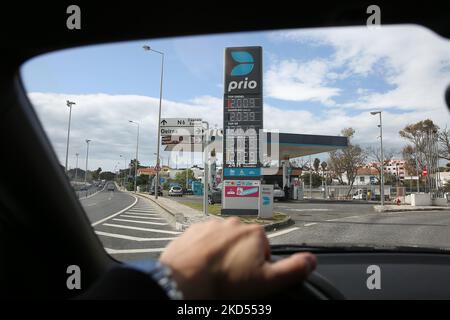 An der Tankstelle werden aufgrund der anhaltenden russischen Invasion in der Ukraine in Lissabon, Portugal, am 14. März 2022 neue Kraftstoffpreise von über 2 Euro pro Liter angezeigt. (Foto von Pedro Fiúza/NurPhoto) Stockfoto