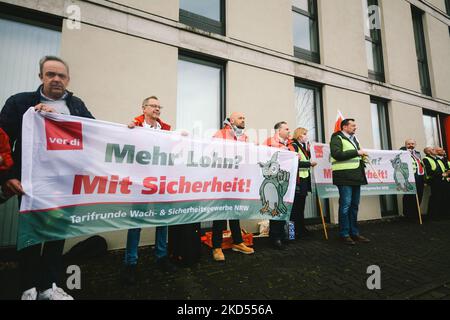 Rund 100 Sicherheitskräfte nehmen am 14. März 2022 am Bundesinnenministerium in Bonn an Protest Teil und fordern bessere Arbeitsbedingungen und Lohnerhöhungen (Foto: Ying Tang/NurPhoto) Stockfoto