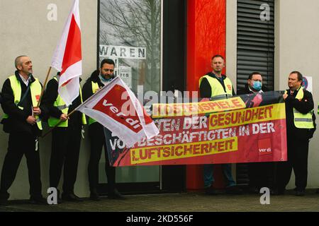 Rund 100 Sicherheitskräfte nehmen am 14. März 2022 am Bundesinnenministerium in Bonn an Protest Teil und fordern bessere Arbeitsbedingungen und Lohnerhöhungen (Foto: Ying Tang/NurPhoto) Stockfoto