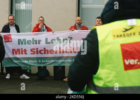 Rund 100 Sicherheitskräfte nehmen am 14. März 2022 am Bundesinnenministerium in Bonn an Protest Teil und fordern bessere Arbeitsbedingungen und Lohnerhöhungen (Foto: Ying Tang/NurPhoto) Stockfoto