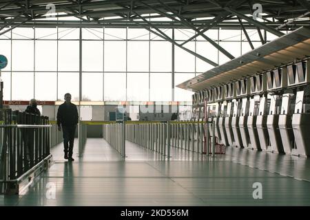 Fast leerer Check-in-Bereich am Flughafen Köln/Bonn während des Streiks auf mehreren deutschen Flughäfen in Köln am 14. März 2022 (Foto: Ying Tang/NurPhoto) Stockfoto