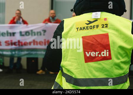 Rund 100 Sicherheitskräfte nehmen am 14. März 2022 am Bundesinnenministerium in Bonn an Protest Teil und fordern bessere Arbeitsbedingungen und Lohnerhöhungen (Foto: Ying Tang/NurPhoto) Stockfoto