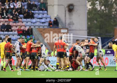 WIGAN, Großbritannien: Beim Rugby League World Cup Quarter Final Match 2021 zwischen England und Papua-Neuguinea am Samstag, dem 5.. November 2022, bricht im DW Stadium, Wigan, ein Kampf aus. (Kredit: Pat Scaasi | MI Nachrichten) Kredit: MI Nachrichten & Sport /Alamy Live Nachrichten Stockfoto