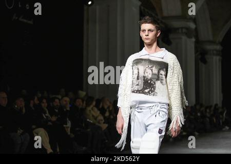 Ein Model stellt eine Kreation des Designers Yadviga Netyksha während der Ukrainischen Fashion Week Herbst-Winter 2022-23 in Kiew vor. Die Ukrainian Fashion Week wurde 1997 gegründet und wurde die erste Pret-a-Porter Week in Osteuropa. Stockfoto