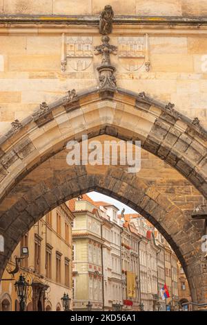Dies ist eine Unterstützung für die Karlsbrücke in Prag. Spazieren Sie durch den Bogen zum Einkaufen und besuchen Sie die Altstadt in der Tschechischen Republik. Stockfoto
