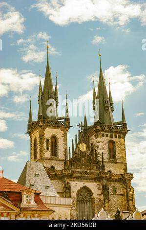 Turmspitzen und zwei Türme mit verschlungener Gestaltung überragen diese wunderschöne, östlich-orthodoxe Kirche in der Altstadt von Prag, Tschechien. Die Türme sind prachtvoll. Stockfoto