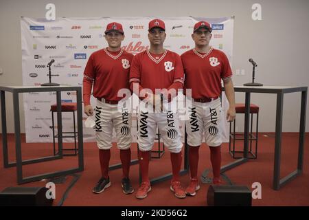 Von links nach rechts posieren Jesús Fabela, Juan Gabriel Castro und Arturo López, Mitglieder des Diablos Rojos del México-Teams, während einer Pressekonferenz im Alfredo Harp Helú-Stadion in Mexiko-Stadt für die Kamera zum Training und zum Start der Vorsaison 2022. An diesem ersten Trainingstag waren 20 Außenfeldspieler und 25 Pitcher dabei, und das Team wartet auf den Bericht der Kanoneballers Japhet Amador und der amerikanischen Verstärkung Justin Bour. (Foto von Gerardo Vieyra/NurPhoto) Stockfoto