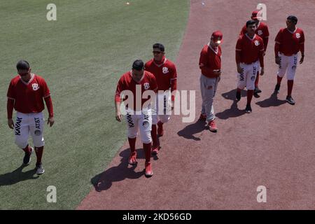 Mitglieder des Teams Diablos Rojos del México begannen die Vorsaison 2022 mit ihrem ersten Training im Estadio Alfredo Harp Helú in Mexiko-Stadt. An diesem ersten Trainingstag waren 20 Außenfeldspieler und 25 Pitcher dabei, und das Team wartet auf den Bericht der Kanoneballers Japhet Amador und der amerikanischen Verstärkung Justin Bour. (Foto von Gerardo Vieyra/NurPhoto) Stockfoto