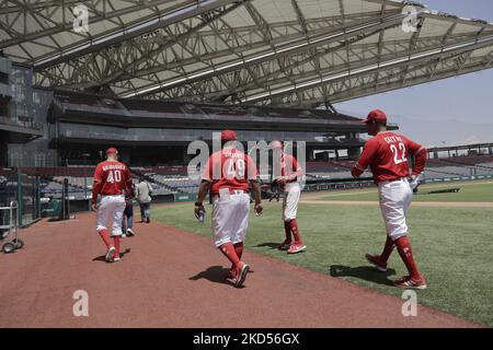 Mitglieder des Teams Diablos Rojos del México verlassen das Feld am Ende des Trainings für ihre Vorsaison 2022 im Alfredo Harp Helú Stadium in Mexiko-Stadt. An diesem ersten Trainingstag waren 20 Außenfeldspieler und 25 Pitcher dabei, und das Team wartet auf den Bericht der Kanoneballers Japhet Amador und der amerikanischen Verstärkung Justin Bour. (Foto von Gerardo Vieyra/NurPhoto) Stockfoto