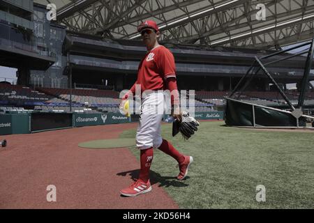 Mitglieder des Teams Diablos Rojos del México verlassen das Feld am Ende des Trainings für ihre Vorsaison 2022 im Alfredo Harp Helú Stadium in Mexiko-Stadt. An diesem ersten Trainingstag waren 20 Außenfeldspieler und 25 Pitcher dabei, und das Team wartet auf den Bericht der Kanoneballers Japhet Amador und der amerikanischen Verstärkung Justin Bour. (Foto von Gerardo Vieyra/NurPhoto) Stockfoto