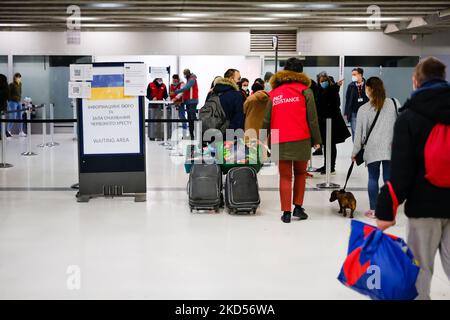 Am 14. März 2022 schließt sich eine ukrainische Familie der Rezeption des Roten Kreuzes im Gare de Lyon in Paris an. (Foto von Vincent Koebel/NurPhoto) Stockfoto