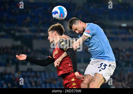 Francesco Acerbi (SS Lazio) Ethan Ampadu (Venezia FC) während der Italienischen Fußball-Liga Ein 2021/2022 Spiel zwischen SS Lazio und Venezia FC im Olimpic Stadium in Rom am 14. März 2022. (Foto von Fabrizio Corragetti/LiveMedia/NurPhoto) Stockfoto