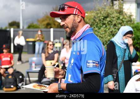 Temel Atacocugu, ein Überlebender von zwei Moschee-Angriffen, nimmt am 15. März 2022 eine breakÂ in Christchurch, Neuseeland, ein. Atacocugu beendete den 360 Kilometer langen Spaziergang, um am dritten Jahrestag der Angriffe in der Al Noor Moschee einzutreffen, als er dem Weg folgte, den der Terrorist am 15. März 2019 von Dunedin nach Christchurch eingeschlagen hatte. Er wurde neun Mal angeschossen, als ein 28-jähriger australischer Schütze am 15. März 2019 auf zwei Christchurch-Moscheen das Feuer eröffnete und 51 tötete, während 40 weitere verletzt wurden. (Foto von Sanka Vidanagama/NurPhoto) Stockfoto