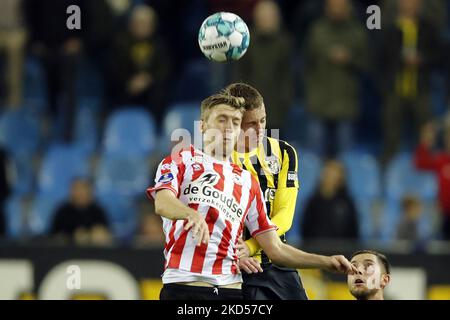 ARNHEM - (lr) Tobias Lauritsen von Sparta Rotterdam, Enzo Cornelisse von Vitesse während des niederländischen Eredivisie-Spiels zwischen Vitesse und Sparta Rotterdam beim Gelredome am 5. November 2022 in Arnhem, Niederlande. ANP BART STOUTJEDIJK Stockfoto