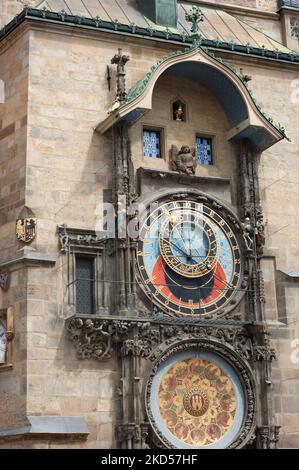 Die astronomische Uhr ist am Alten Rathaus in Prag, Tschechien, angebracht. Es wurde erstmals 1410 installiert und ist das älteste in Betrieb in der Welt. Stockfoto