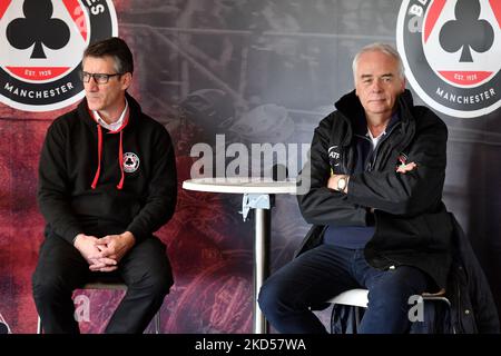 Mark Lemon (Team Manager) und Robin Southwell von Belle Vue ATPI Aces während des Belle Vue Aces Press Day im National Speedway Stadium am Montag, den 14.. März 2022. (Foto: Eddie Garvey/MI News/NurPhoto) Stockfoto