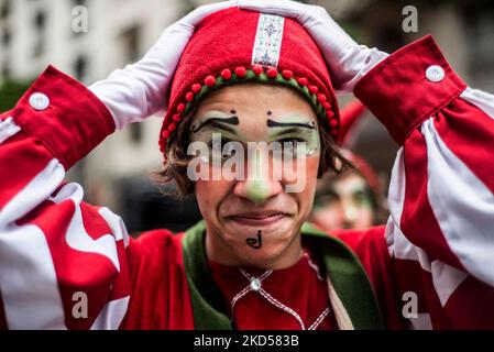 Der Weihnachtsmann erfreut Kinder und Erwachsene in einem Einkaufszentrum. Stockfoto