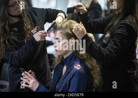 Makeup-Künstler stylen die Haare eines Models im Hintergrund während der Ukrainischen Fashion Week Herbst-Winter 2022-23 in Kiew. Die Ukrainian Fashion Week wurde 1997 gegründet und wurde die erste Pret-a-Porter Week in Osteuropa. (Foto von Oleksii Chumachenko / SOPA Image/Sipa USA) Stockfoto