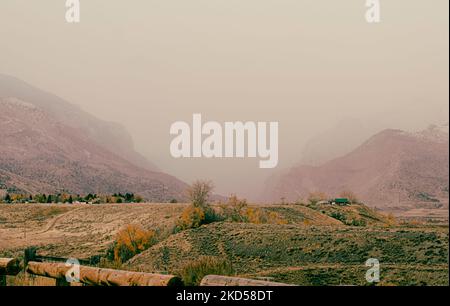 Nebel im Pass bei Cody, Wyoming. Wenn Sie sich dem Yellowstone National Park nähern, sehen Sie Cedar Mountain auf der linken Seite und Rattlesnake Mountain auf der rechten Seite. Stockfoto