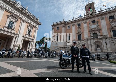 Der Bürgermeister von Rom, Roberto Gualtieri, mit dem Kommandanten der lokalen Polizei, Ugo Angeloni, sprach bei der Einweihungsfeier der neuen Flotte von Guzzi Motorrädern der römischen Hauptstadtpolizei am 15. März 2022 in Rom, Italien. (Foto von Andrea Ronchini/NurPhoto) Stockfoto