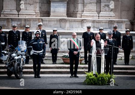 Der Bürgermeister von Rom, Roberto Gualtieri, mit dem Kommandanten der lokalen Polizei, Ugo Angeloni, sprach bei der Einweihungsfeier der neuen Flotte von Guzzi Motorrädern der römischen Hauptstadtpolizei am 15. März 2022 in Rom, Italien. (Foto von Andrea Ronchini/NurPhoto) Stockfoto