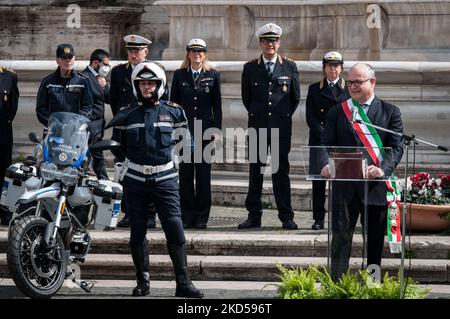 Der Bürgermeister von Rom, Roberto Gualtieri, mit dem Kommandanten der lokalen Polizei, Ugo Angeloni, sprach bei der Einweihungsfeier der neuen Flotte von Guzzi Motorrädern der römischen Hauptstadtpolizei am 15. März 2022 in Rom, Italien. (Foto von Andrea Ronchini/NurPhoto) Stockfoto