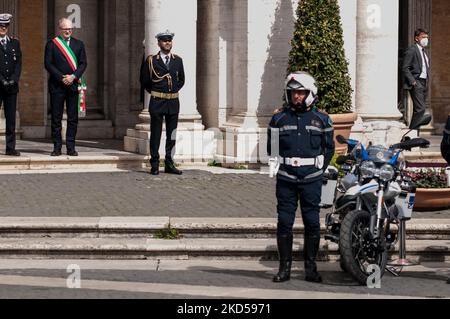 Der Bürgermeister von Rom, Roberto Gualtieri, mit dem Kommandanten der lokalen Polizei, Ugo Angeloni, sprach bei der Einweihungsfeier der neuen Flotte von Guzzi Motorrädern der römischen Hauptstadtpolizei am 15. März 2022 in Rom, Italien. (Foto von Andrea Ronchini/NurPhoto) Stockfoto