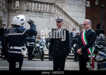 Der Bürgermeister von Rom, Roberto Gualtieri, mit dem Kommandanten der lokalen Polizei, Ugo Angeloni, sprach bei der Einweihungsfeier der neuen Flotte von Guzzi Motorrädern der römischen Hauptstadtpolizei am 15. März 2022 in Rom, Italien. (Foto von Andrea Ronchini/NurPhoto) Stockfoto