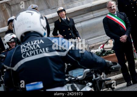 Der Bürgermeister von Rom, Roberto Gualtieri, mit dem Kommandanten der lokalen Polizei, Ugo Angeloni, sprach bei der Einweihungsfeier der neuen Flotte von Guzzi Motorrädern der römischen Hauptstadtpolizei am 15. März 2022 in Rom, Italien. (Foto von Andrea Ronchini/NurPhoto) Stockfoto