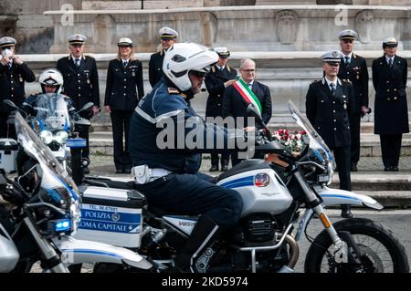 Der Bürgermeister von Rom, Roberto Gualtieri, mit dem Kommandanten der lokalen Polizei, Ugo Angeloni, sprach bei der Einweihungsfeier der neuen Flotte von Guzzi Motorrädern der römischen Hauptstadtpolizei am 15. März 2022 in Rom, Italien. (Foto von Andrea Ronchini/NurPhoto) Stockfoto