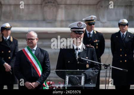 Der Bürgermeister von Rom, Roberto Gualtieri, mit dem Kommandanten der lokalen Polizei, Ugo Angeloni, sprach bei der Einweihungsfeier der neuen Flotte von Guzzi Motorrädern der römischen Hauptstadtpolizei am 15. März 2022 in Rom, Italien. (Foto von Andrea Ronchini/NurPhoto) Stockfoto