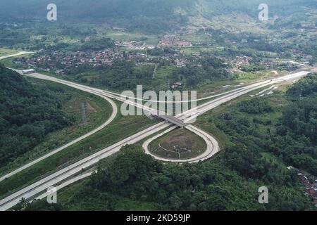 Luftaufnahme des Projekts Cisumdawu mautpflichtiger Abschnitt 2 am 16. März 2022 in Sumedang, West-Java. Die Arbeiten an Abschnitt 2 der Mautstraße Cisumdawu im Regency Sumedang sollen im April 2022 abgeschlossen werden. Die Mautstraße Cisumdawu mit einer Gesamtlänge von 62,01 Kilometern verbindet Bandung mit dem internationalen Flughafen West Java in Kertajati, Majalengka. (Foto von Algi Febri Sugita/NurPhoto) Stockfoto