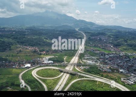 Luftaufnahme des Projekts Cisumdawu mautpflichtiger Abschnitt 2 am 16. März 2022 in Sumedang, West-Java. Die Arbeiten an Abschnitt 2 der Mautstraße Cisumdawu im Regency Sumedang sollen im April 2022 abgeschlossen werden. Die Mautstraße Cisumdawu mit einer Gesamtlänge von 62,01 Kilometern verbindet Bandung mit dem internationalen Flughafen West Java in Kertajati, Majalengka. (Foto von Algi Febri Sugita/NurPhoto) Stockfoto