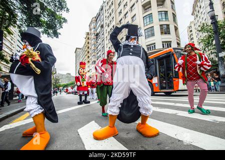 Der Weihnachtsmann erfreut Kinder und Erwachsene in einem Einkaufszentrum. Stockfoto