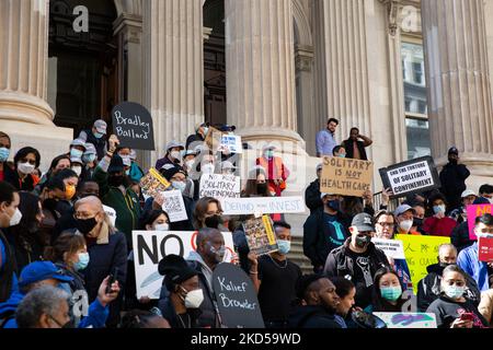 Eine Koalition aus Gemeindeorganisationen und gewählten Beamten gab am 16. März 2022 im Tweed Courthouse in New York City die Antwort des Volkes auf den Haushalt des Bürgermeisters und forderte eine erweiterte Finanzierung für Gesundheitsversorgung, Bildung und Wohnraum. (Foto von Karla Ann Cote/NurPhoto) Stockfoto