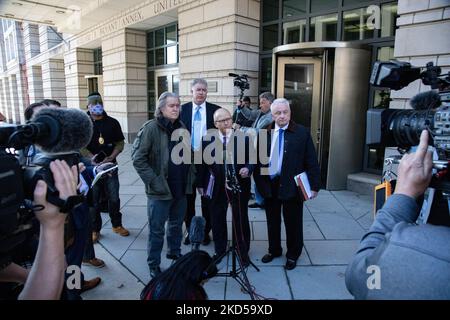 Anwälte des ehemaligen Trump-Strategen Steve Bannon sprechen am 16. März 2022 vor dem US-Bundesgericht E. Barrett Prettyman in Washington, D.C., mit Medien, nachdem sie wegen Argumenten im Zusammenhang mit der Behandlung der Untersuchung des Parlamentsausschusses durch das Justizministerium bei den Unruhen vom 6. Januar 2021 im US-Kapitol erschienen waren (Foto von Bryan Olin Dozier/NurPhoto) Stockfoto