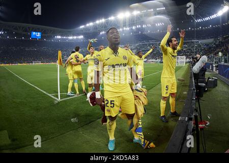 Die Spieler von Villarreal feiern den Sieg nach dem UEFA Champions League-Spiel mit sechzehn Beinchen zwei zwischen Juventus und Villarreal CF am 16. März 2022 im Juventus-Stadion in Turin, Italien. (Foto von Jose Breton/Pics Action/NurPhoto) Stockfoto