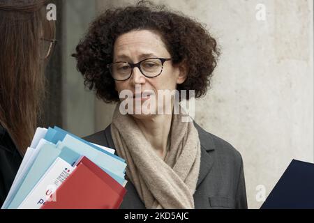 Die französische Ministerin für Wohnungswesen Emmanuelle Wargon verlässt das Haus nach der wöchentlichen Kabinettssitzung im Elysee-Palast am 16. März 2022 in Paris (Foto: Daniel Pier/NurPhoto) Stockfoto