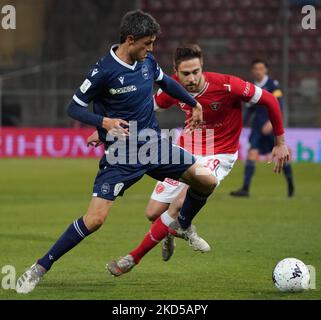 Melchiorri federico (n.11 spal) / filippo sgarbi (n. 39 perugia calcio) während des italienischen Fußballspiel der Serie B AC Perugia gegen SPAL am 16. März 2022 im Stadio Renato Curi in Perugia, Italien (Foto: Loris Cerquiglini/LiveMedia/NurPhoto) Stockfoto