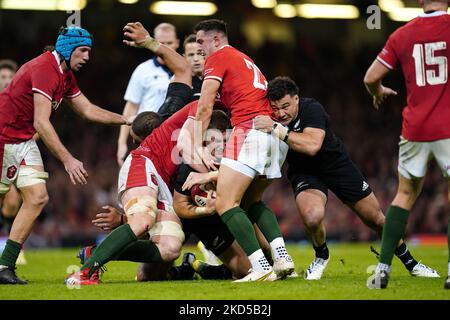 Der Neuseeländer Jordie Barrett (Mitte) stürmt während des Autumn International-Spiels im Fürstentum Stadium in Cardiff. Bilddatum: Samstag, 5. November 2022. Stockfoto