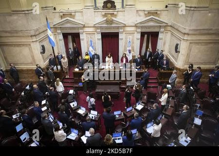 Eine allgemeine Ansicht des argentinischen Senats, während sich die Gesetzgeber treffen, um die Regierungsvereinbarung mit dem Internationalen Währungsfonds (IWF) auf dem Nationalkongress in Buenos Aires, Argentinien, am 17. März 2022 zu ratifizieren. (Foto von Matías Baglietto/NurPhoto) Stockfoto