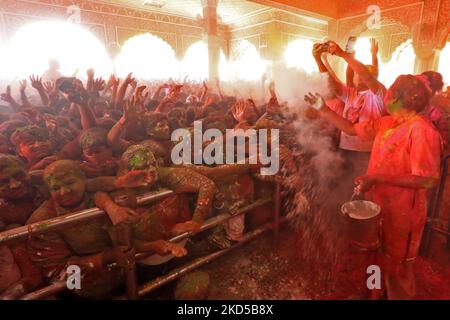 Anhänger feiern mit Farben, einen Tag vor dem Fest der 'Holi', im Govind Dev Ji Tempel, in Jaipur, Rajasthan, Indien, Donnerstag, 17. März, 2022. (Foto von Vishal Bhatnagar/NurPhoto) Stockfoto