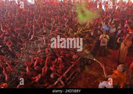 Anhänger feiern mit Farben, einen Tag vor dem Fest der 'Holi', im Govind Dev Ji Tempel, in Jaipur, Rajasthan, Indien, Donnerstag, 17. März, 2022. (Foto von Vishal Bhatnagar/NurPhoto) Stockfoto