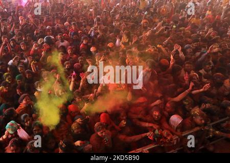 Anhänger feiern mit Farben, einen Tag vor dem Fest der 'Holi', im Govind Dev Ji Tempel, in Jaipur, Rajasthan, Indien, Donnerstag, 17. März, 2022. (Foto von Vishal Bhatnagar/NurPhoto) Stockfoto