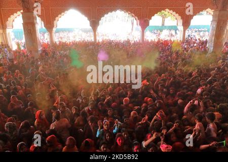 Anhänger feiern mit Farben, einen Tag vor dem Fest der 'Holi', im Govind Dev Ji Tempel, in Jaipur, Rajasthan, Indien, Donnerstag, 17. März, 2022. (Foto von Vishal Bhatnagar/NurPhoto) Stockfoto