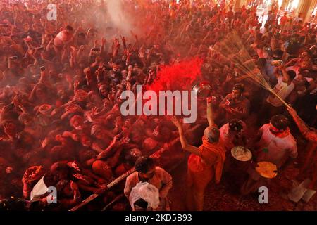 Anhänger feiern mit Farben, einen Tag vor dem Fest der 'Holi', im Govind Dev Ji Tempel, in Jaipur, Rajasthan, Indien, Donnerstag, 17. März, 2022. (Foto von Vishal Bhatnagar/NurPhoto) Stockfoto