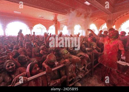 Anhänger feiern mit Farben, einen Tag vor dem Fest der 'Holi', im Govind Dev Ji Tempel, in Jaipur, Rajasthan, Indien, Donnerstag, 17. März, 2022. (Foto von Vishal Bhatnagar/NurPhoto) Stockfoto