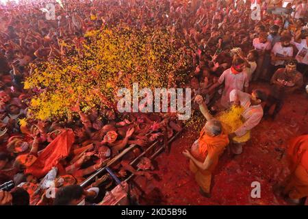 Anhänger feiern mit Farben, einen Tag vor dem Fest der 'Holi', im Govind Dev Ji Tempel, in Jaipur, Rajasthan, Indien, Donnerstag, 17. März, 2022. (Foto von Vishal Bhatnagar/NurPhoto) Stockfoto