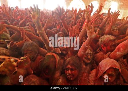 Anhänger feiern mit Farben, einen Tag vor dem Fest der 'Holi', im Govind Dev Ji Tempel, in Jaipur, Rajasthan, Indien, Donnerstag, 17. März, 2022. (Foto von Vishal Bhatnagar/NurPhoto) Stockfoto